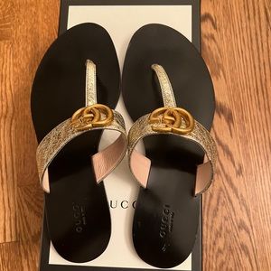 Leather thong sandal with Double G